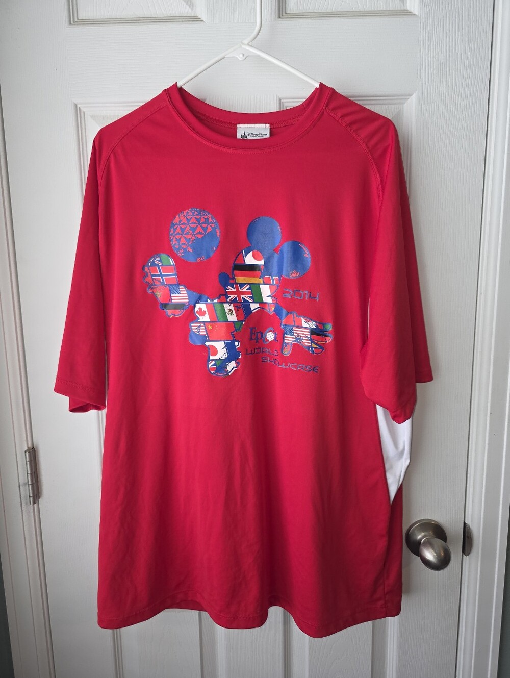 Disney Parks 2014 EPCOT World Showcase Mickey Soccer Short Sleeve Crew Neck SZXL